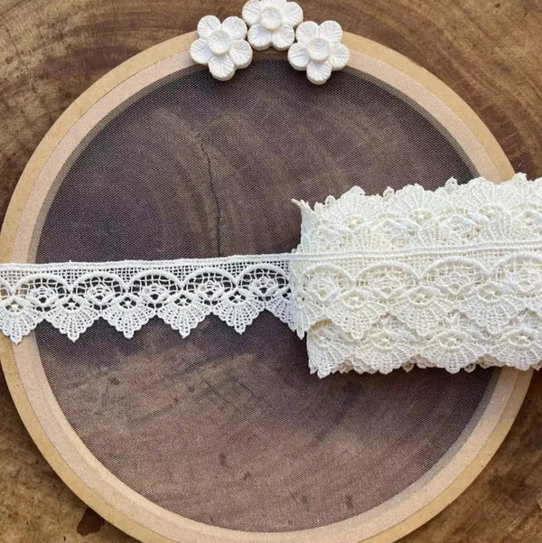 Renda guipir 100% poliéster off white - Largura: 3,5 centímetros