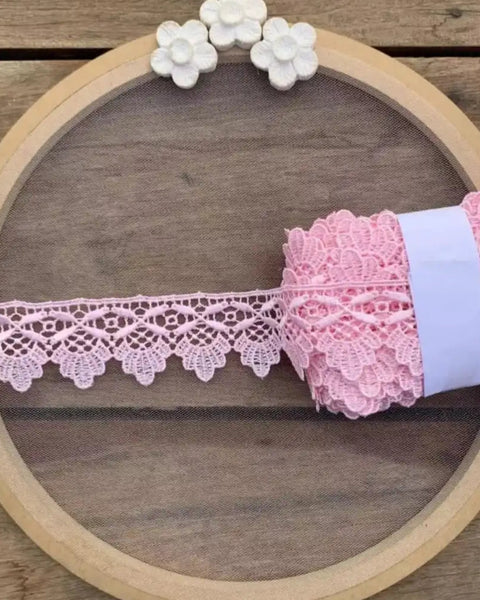 Renda guipir 100% poliéster rosa - Largura: 4 centímetros