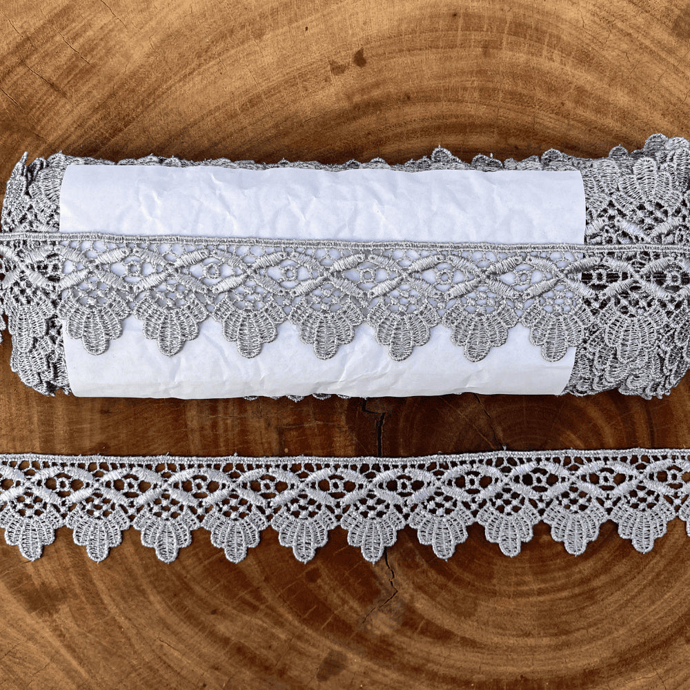 Renda guipir 100% poliéster cinza - Largura: 4 centímetros