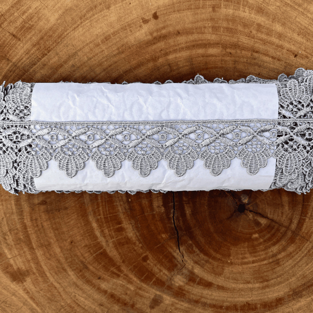 Renda guipir 100% poliéster cinza - Largura: 4 centímetros