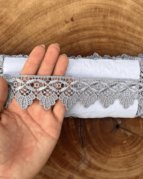 Renda guipir 100% poliéster cinza - Largura: 4 centímetros