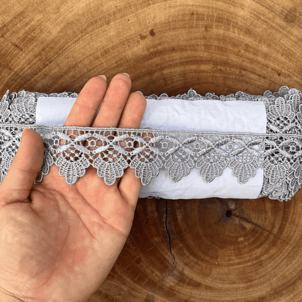 Renda guipir 100% poliéster cinza - Largura: 4 centímetros