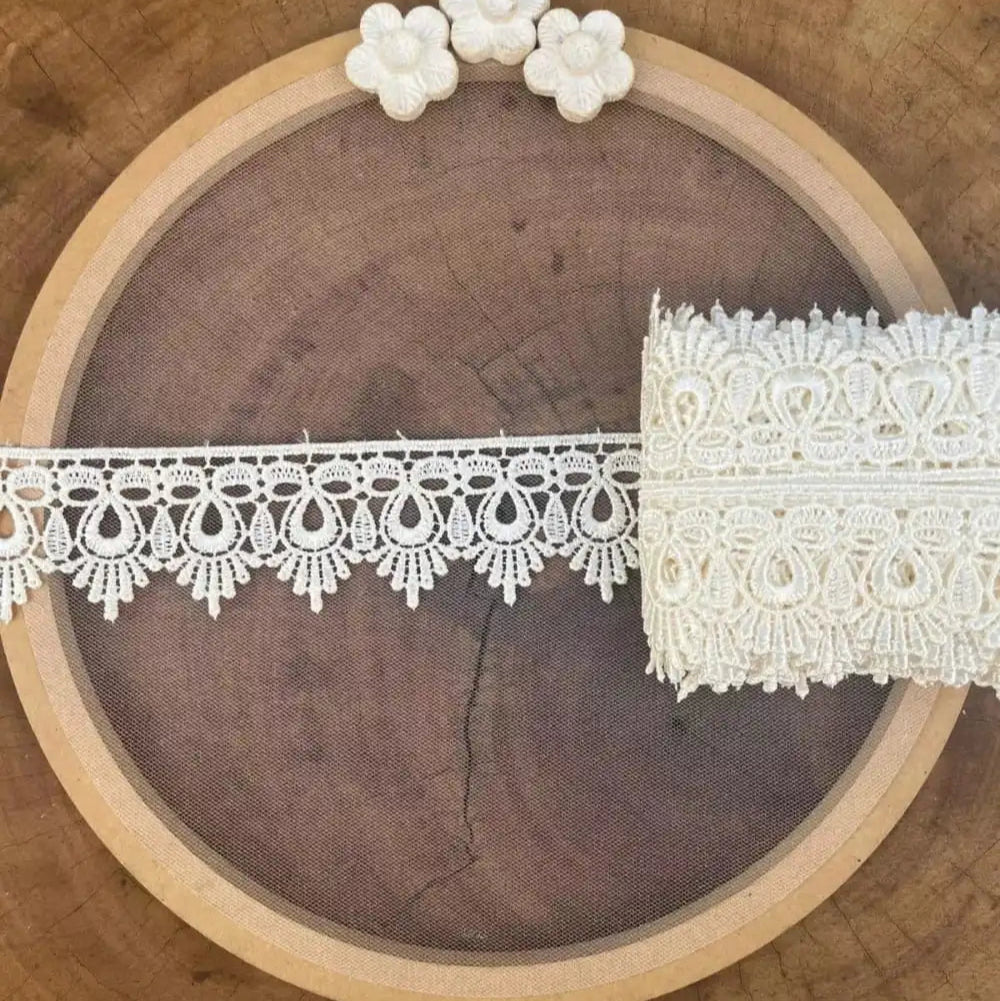Renda guipir 100% poliéster off white - Largura: 5,5 centímetros
