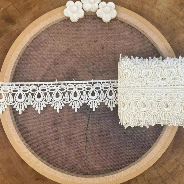 Renda guipir 100% poliéster off white - Largura: 5,5 centímetros