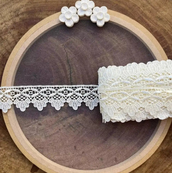 Renda guipir 100% poliéster off white - Largura: 4 centímetros