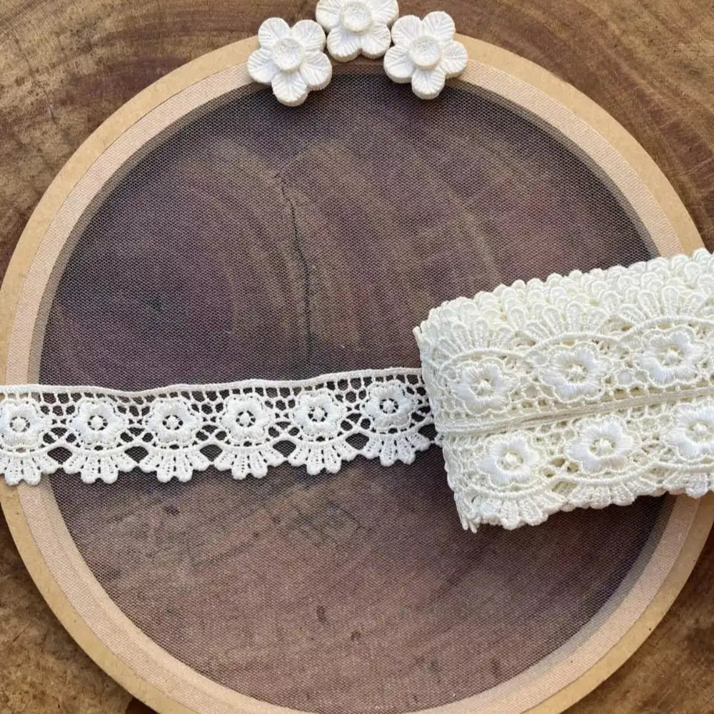 Renda guipir 100% poliéster off white - Largura: 3,5 centímetros