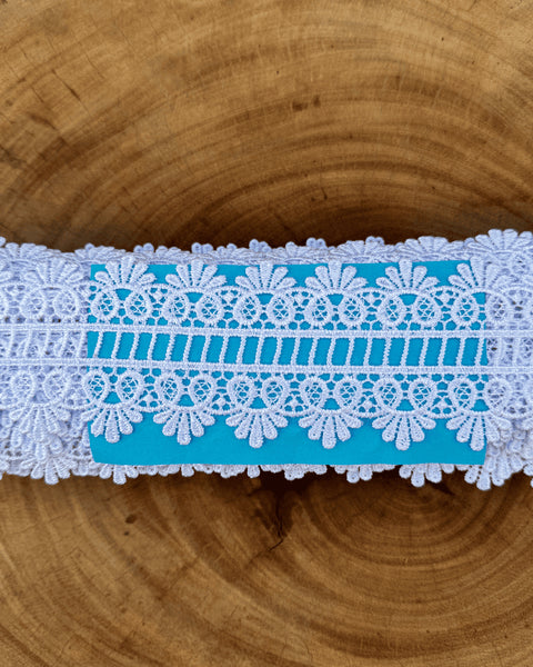 Entremeio de renda guipir 100% poliéster branca - Largura: 7,5 centímetros