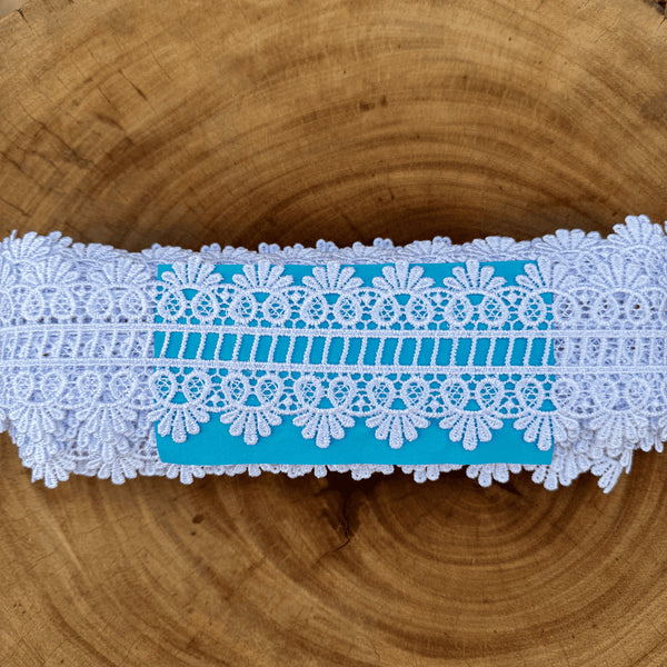 Entremeio de renda guipir 100% poliéster branca - Largura: 7,5 centímetros