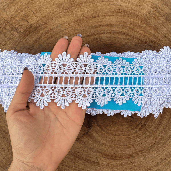 Entremeio de renda guipir 100% poliéster branca - Largura: 7,5 centímetros