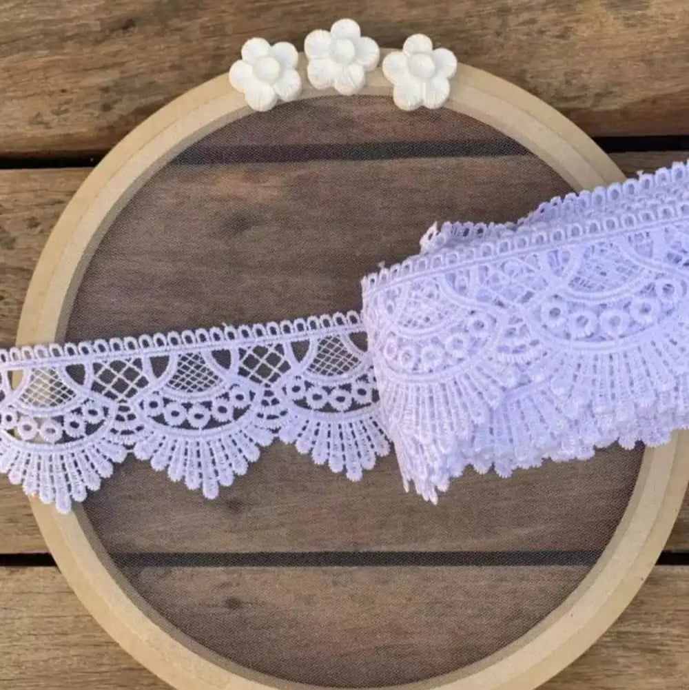 Renda guipir 100% poliéster branca - Largura: 6,8 centímetros