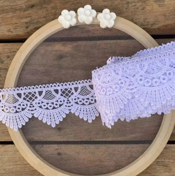 Renda guipir 100% poliéster branca - Largura: 6,8 centímetros