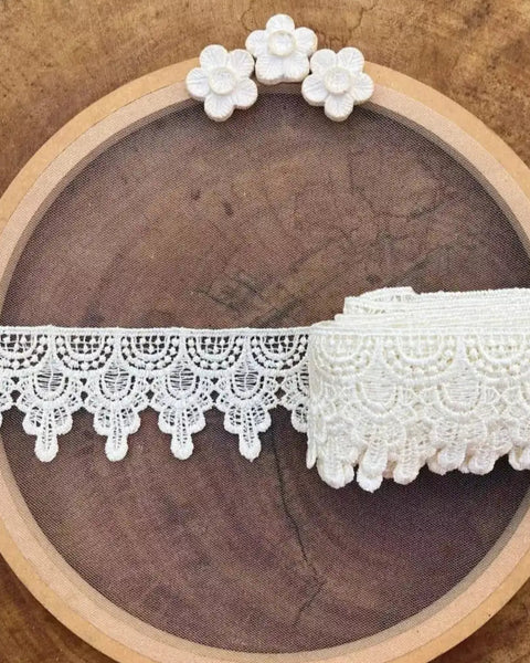 Renda guipir 100% poliéster off white - Largura: 5 centímetros
