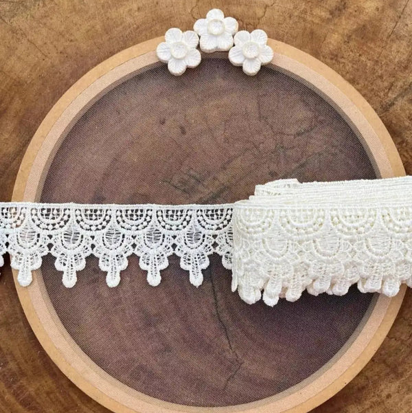 Renda guipir 100% poliéster off white - Largura: 5 centímetros