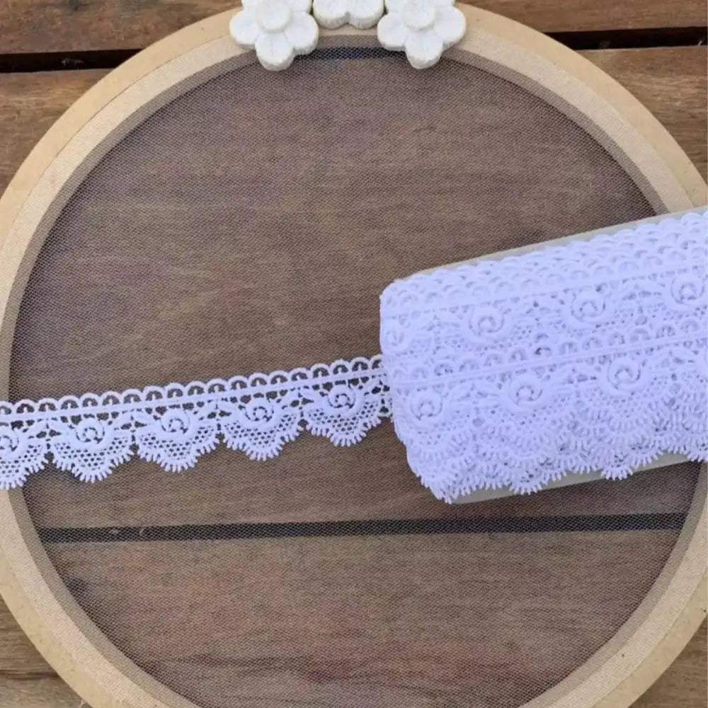 Renda guipir 100% poliéster branca - Largura: 2,6 centímetros