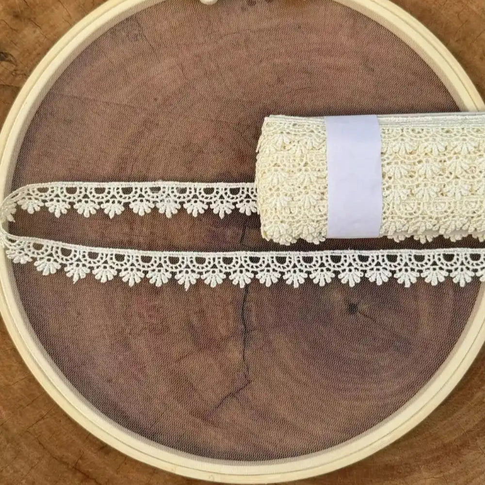 Renda guipir 100% poliéster off white - Largura: 1,5 centímetros