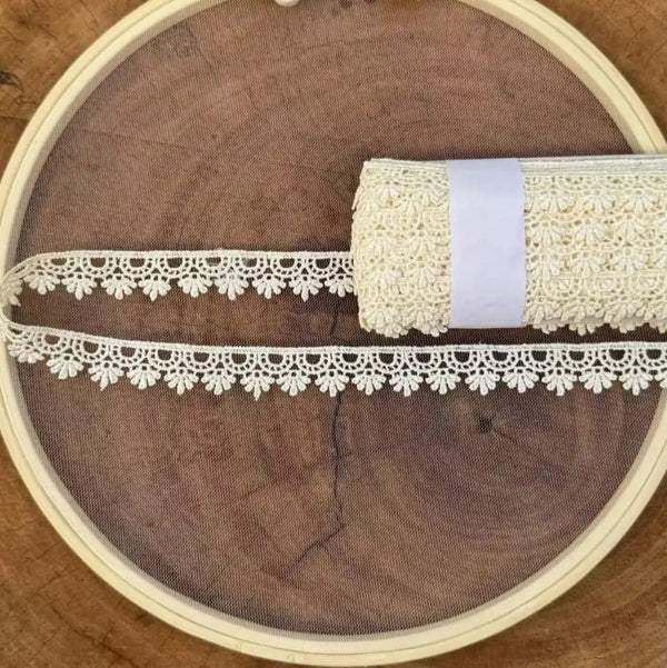 Renda guipir 100% poliéster off white - Largura: 1,5 centímetros