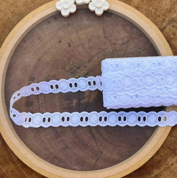 Passa fita de Bordado Inglês 100% algodão Branco - Largura: 2 centímetros