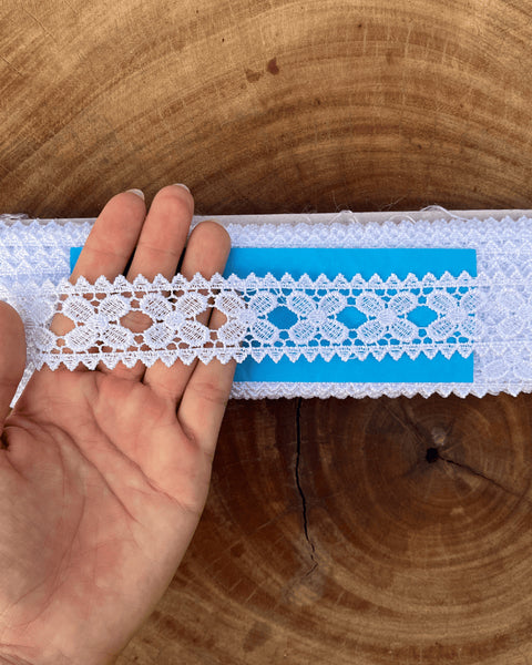 Renda guipir 100% poliéster branca - Largura: 3 centímetros